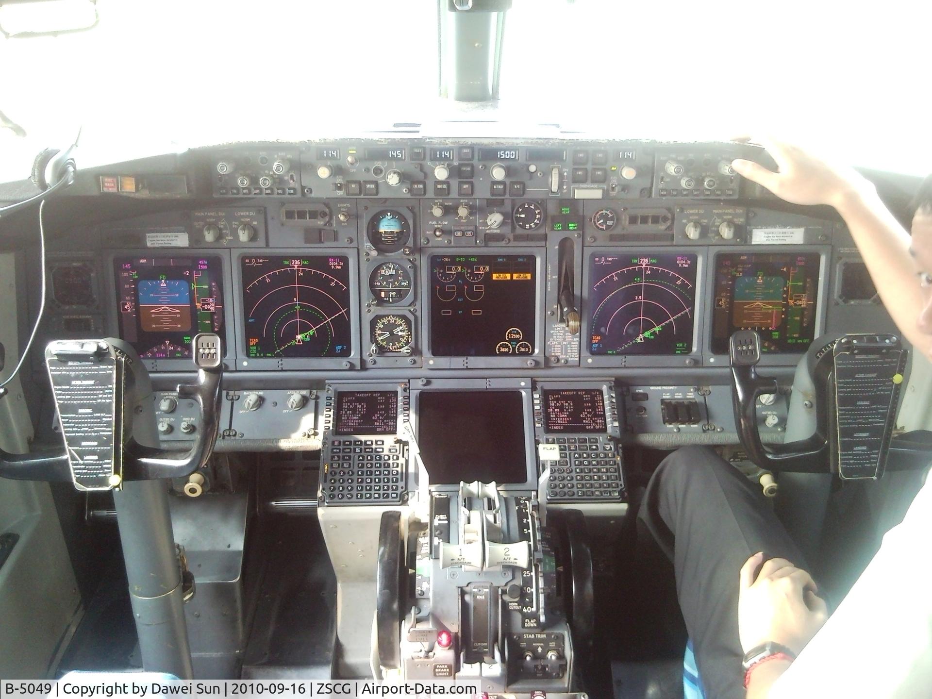 B-5049, 2001 Boeing 737-86N C/N 28639, B-5049