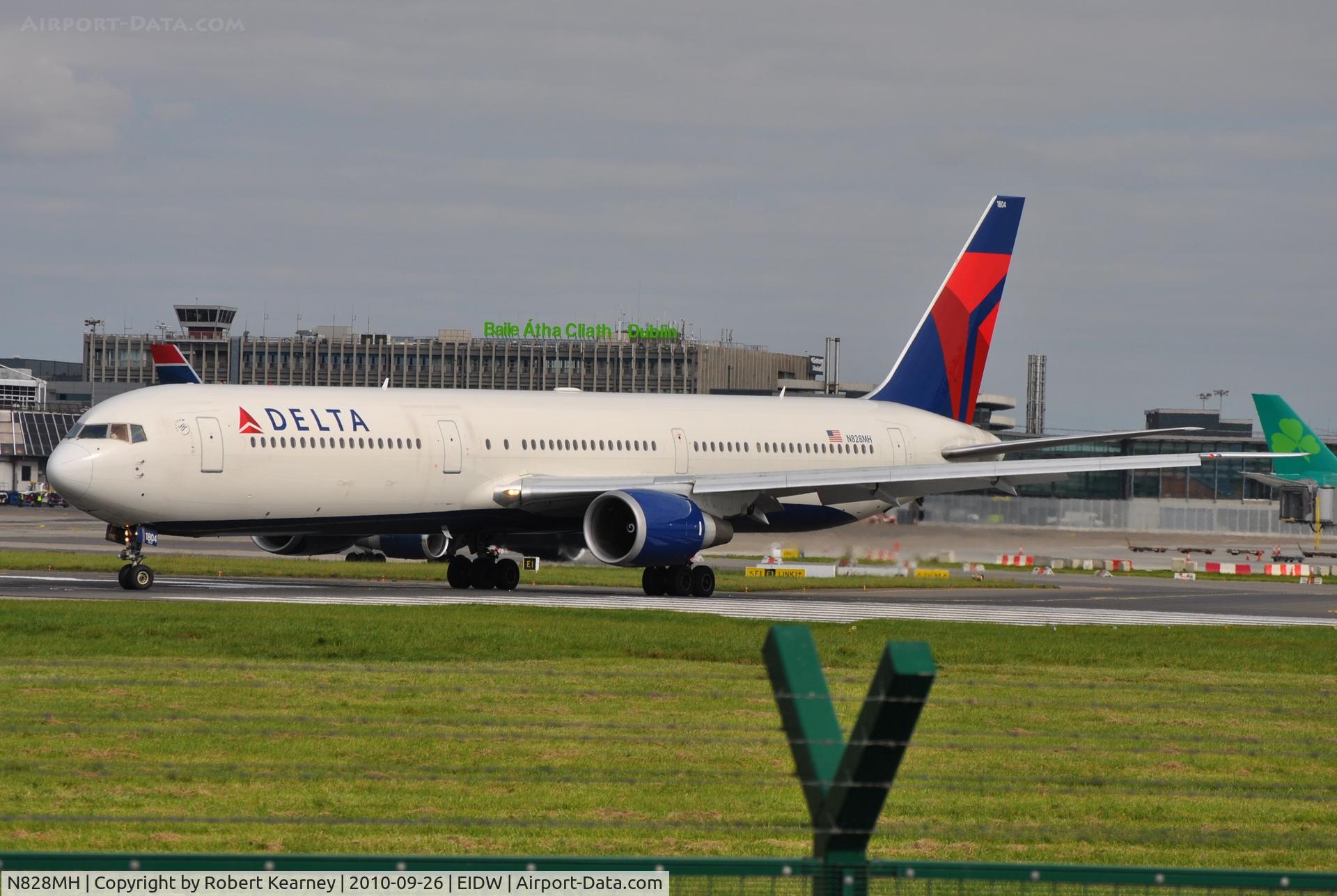 N828MH, 2000 Boeing 767-432/ER C/N 29699, DAL lining up r/w 28