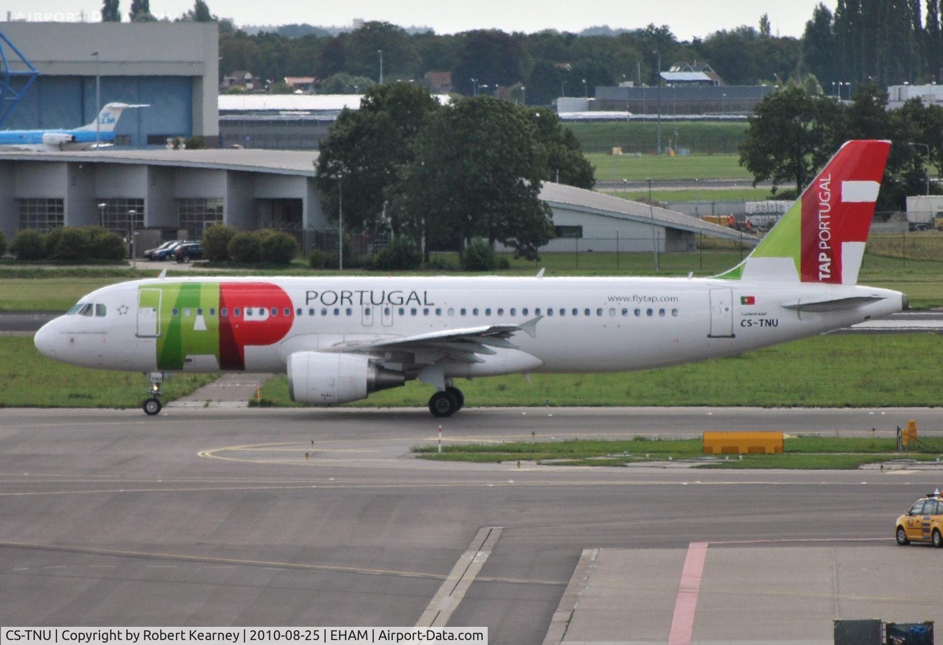 CS-TNU, 2009 Airbus A320-214 C/N 4106, TAP taxiing for take-off