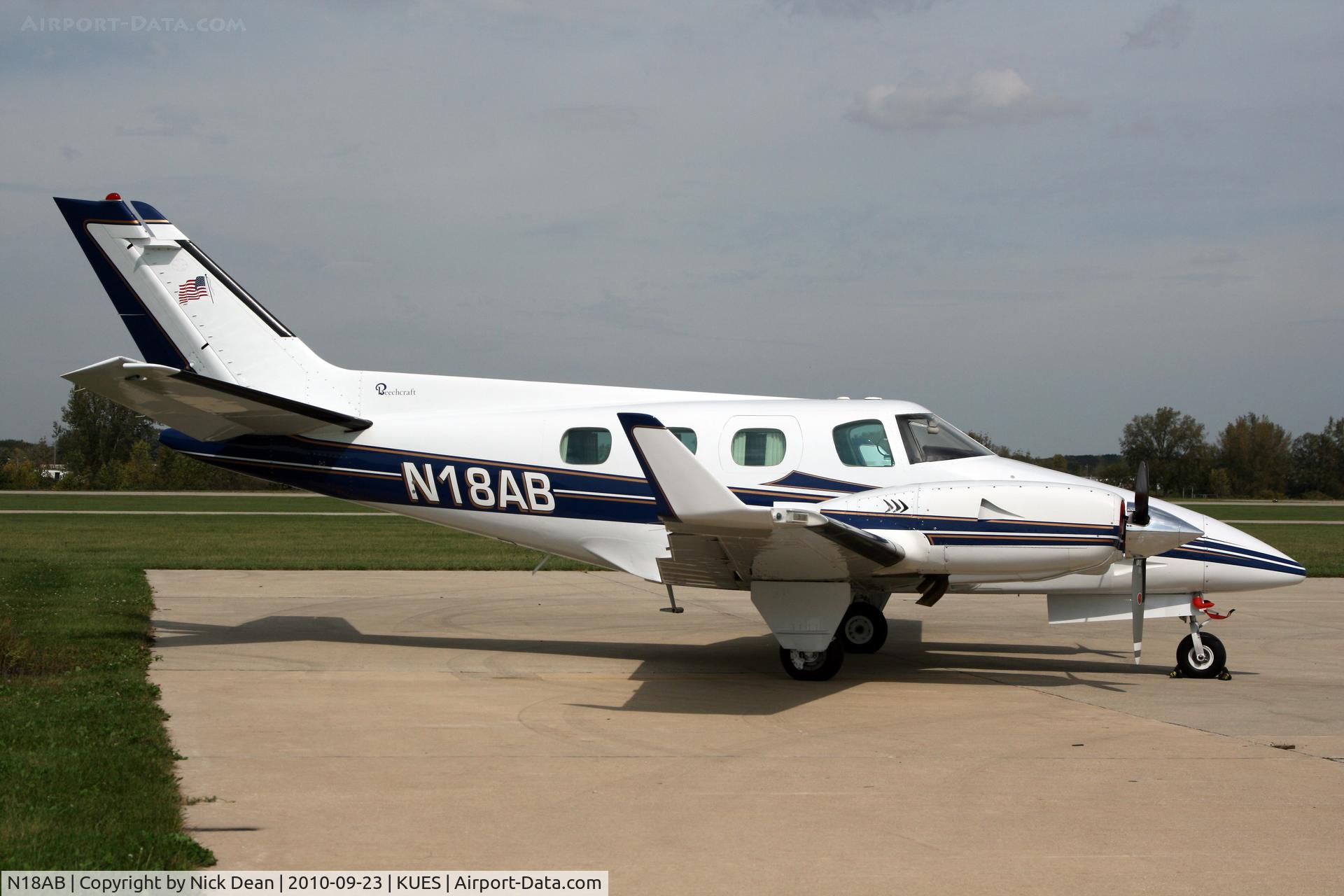 N18AB, 1976 Beech B-60 Duke C/N P-404, KUES 2010 Duke owners fly in