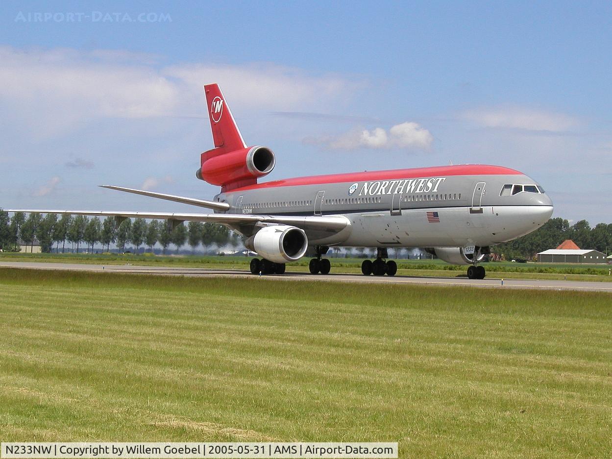 N233NW, 1974 Douglas DC-10-30 C/N 46640, Taxi to the gate