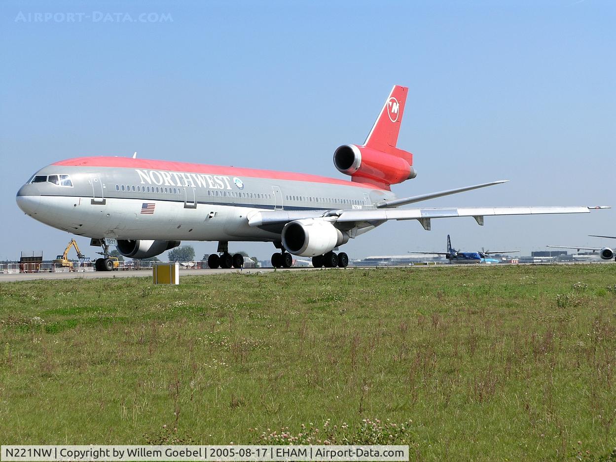 N221NW, 1973 Douglas DC-10-30 C/N 46579, Taxi for take off to the Polderbaan