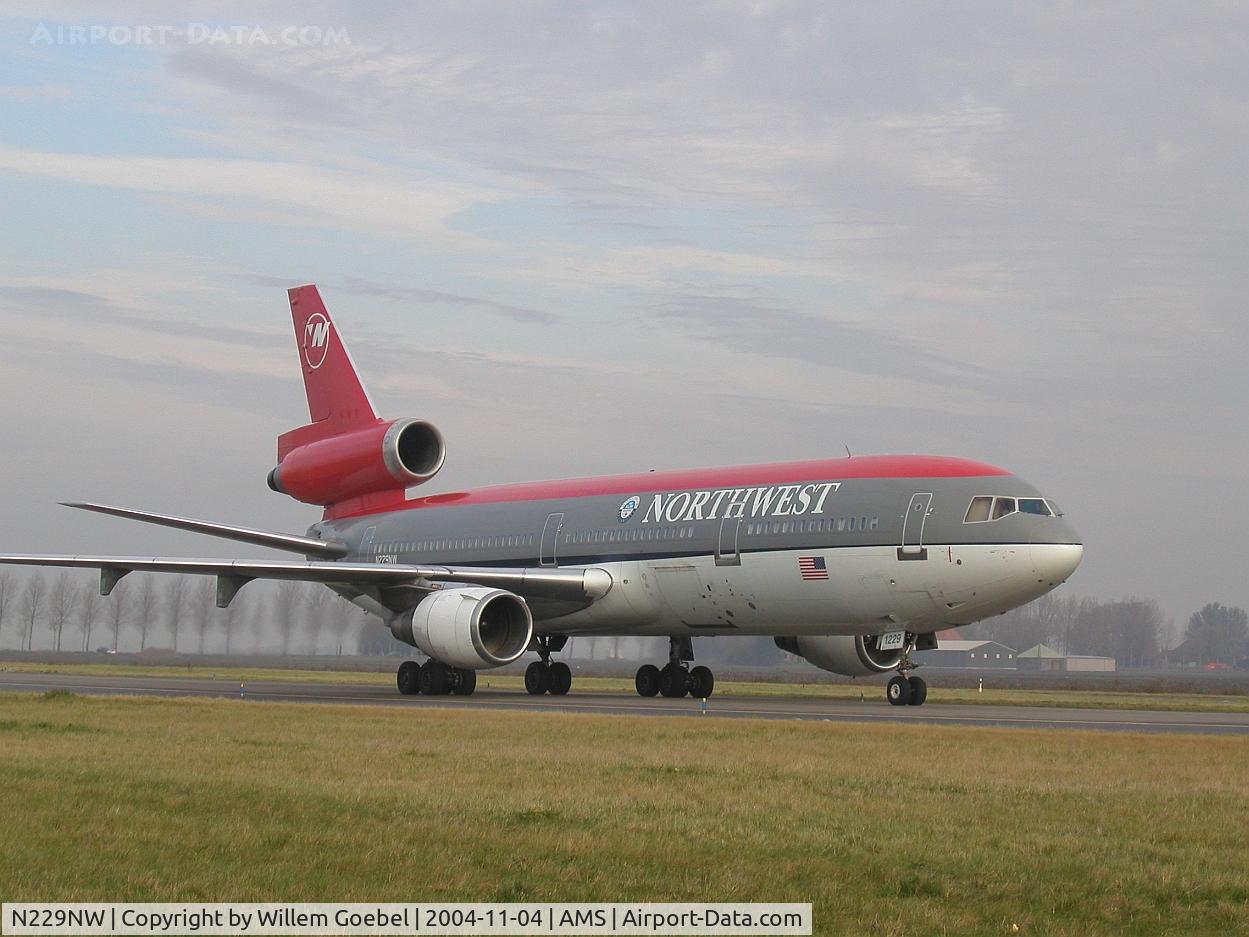 N229NW, 1972 Douglas DC-10-30 C/N 46551, Taxi to the gate