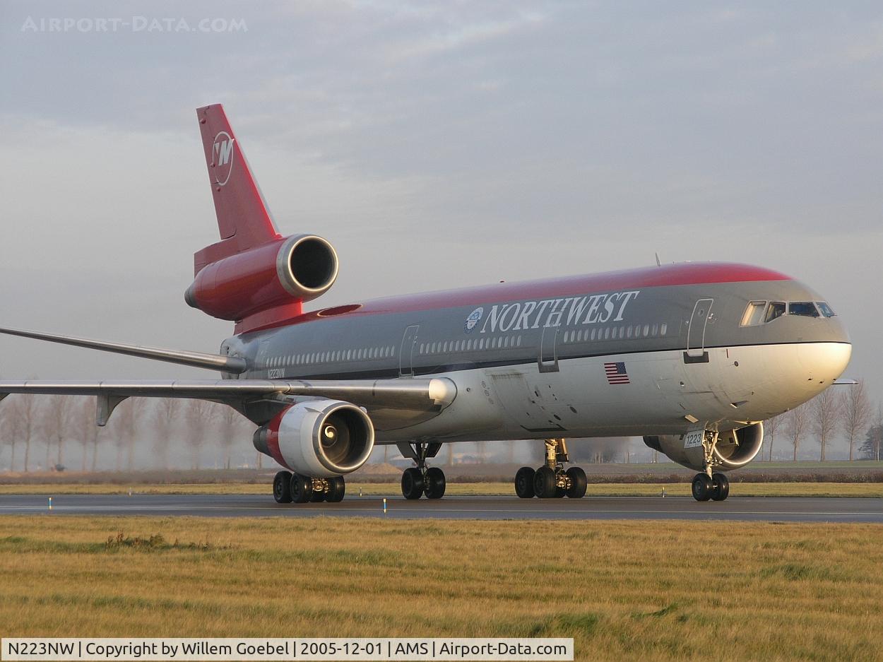 N223NW, 1975 McDonnell Douglas DC-10-30 C/N 46580, Taxi to the gate