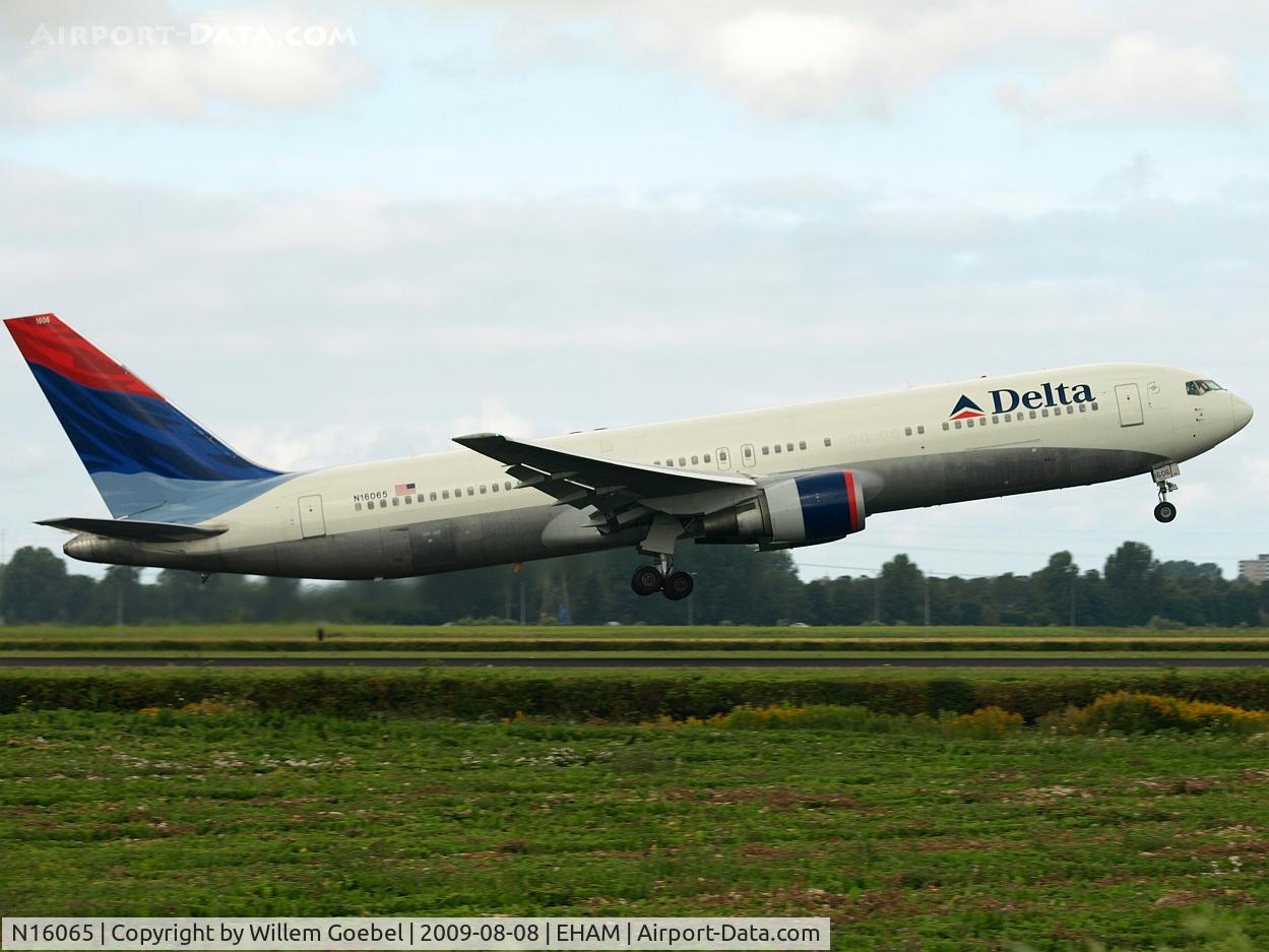 N16065, 1999 Boeing 767-332 C/N 30199, Take off of the Polderbaan of Amsterdam airport