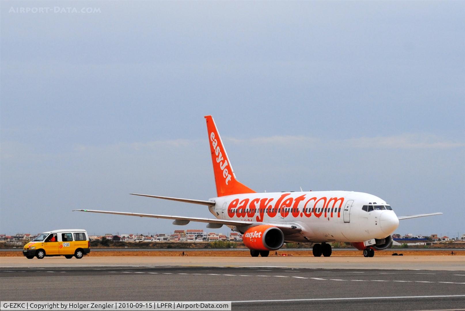 G-EZKC, 2004 Boeing 737-73V C/N 32424, Plane on stand by.....