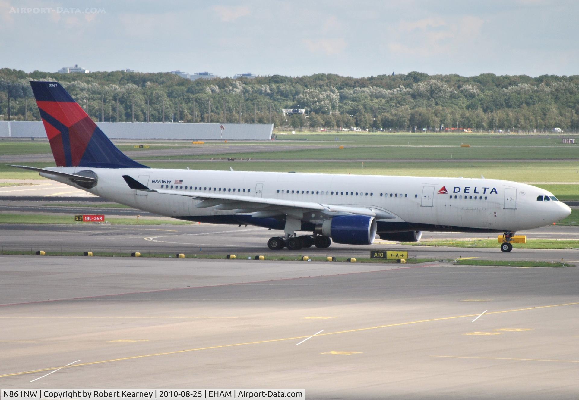 N861NW, 2006 Airbus A330-223 C/N 0796, DAL taxiing for departure