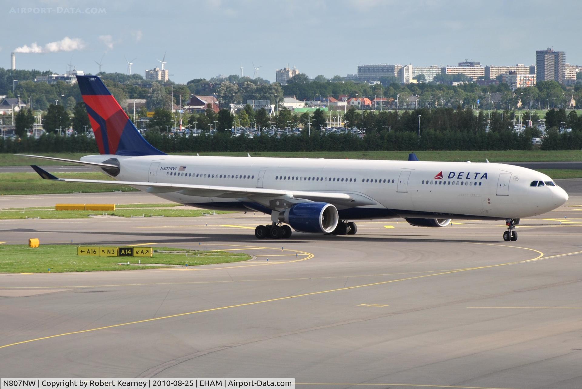N807NW, 2004 Airbus A330-323 C/N 0588, DAL taxiing in to parking
