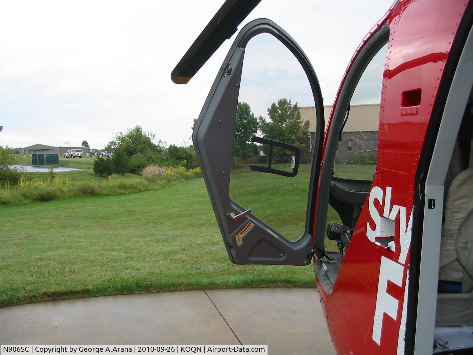 N906SC, 2006 MD Helicopters MD-900 Explorer C/N 900-00112, Co-pilot door