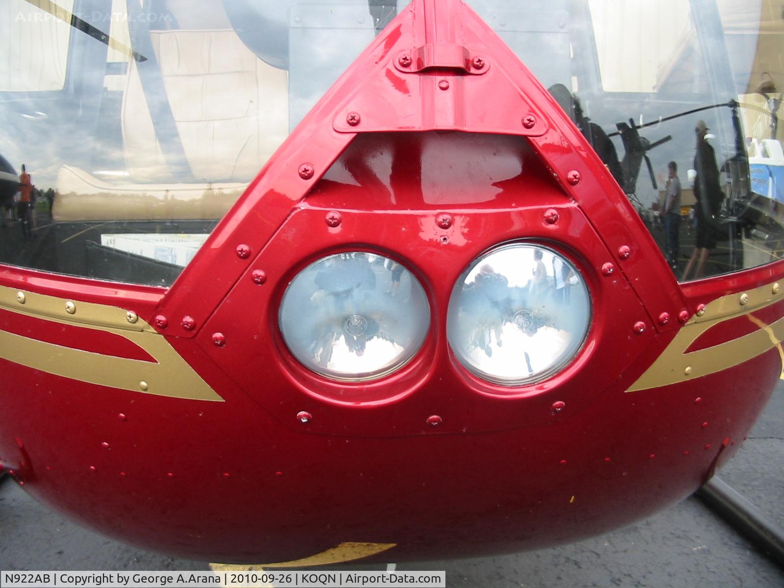 N922AB, 2001 Robinson R44 C/N 1083, Landing light