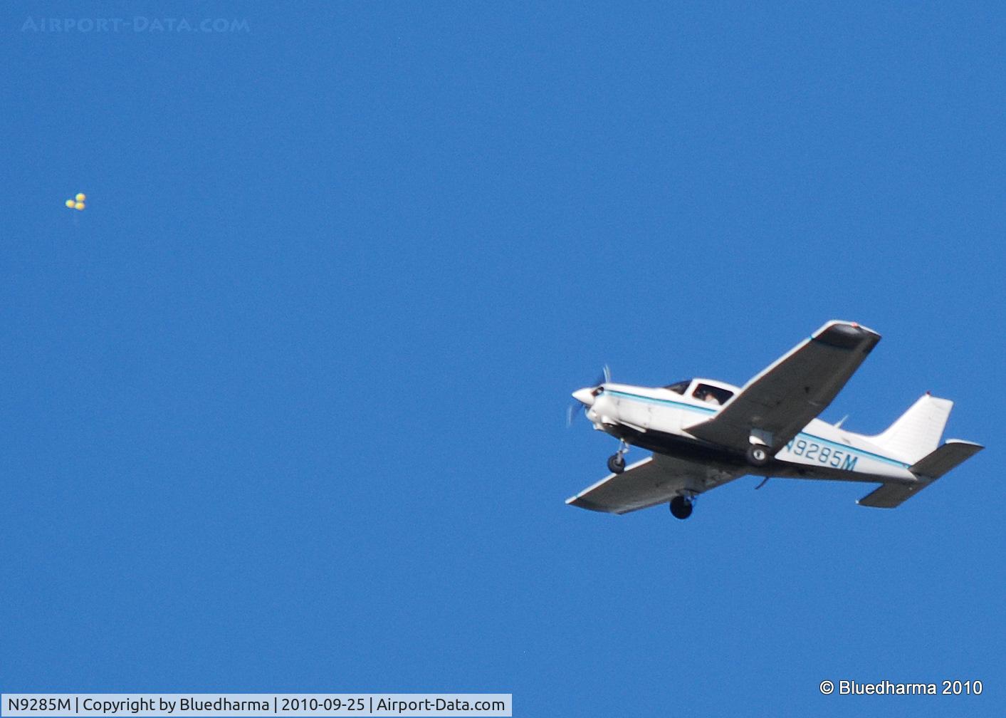 N9285M, 1985 Piper PA-28-161 C/N 28-8616043, 1985 Piper PA-28-161 C/N 28-8616043 passes a balloon.