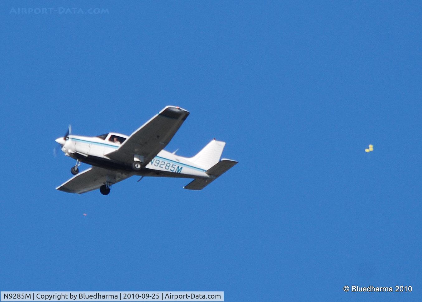 N9285M, 1985 Piper PA-28-161 C/N 28-8616043, 1985 Piper PA-28-161 C/N 28-8616043 passes a balloon.