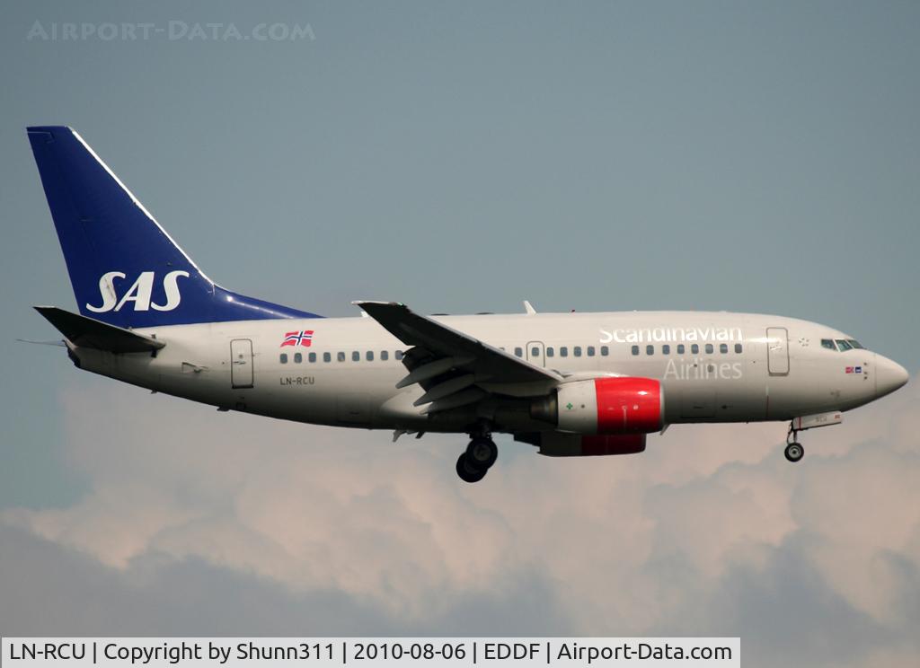 LN-RCU, 1999 Boeing 737-683 C/N 30190, Landing rwy 07L