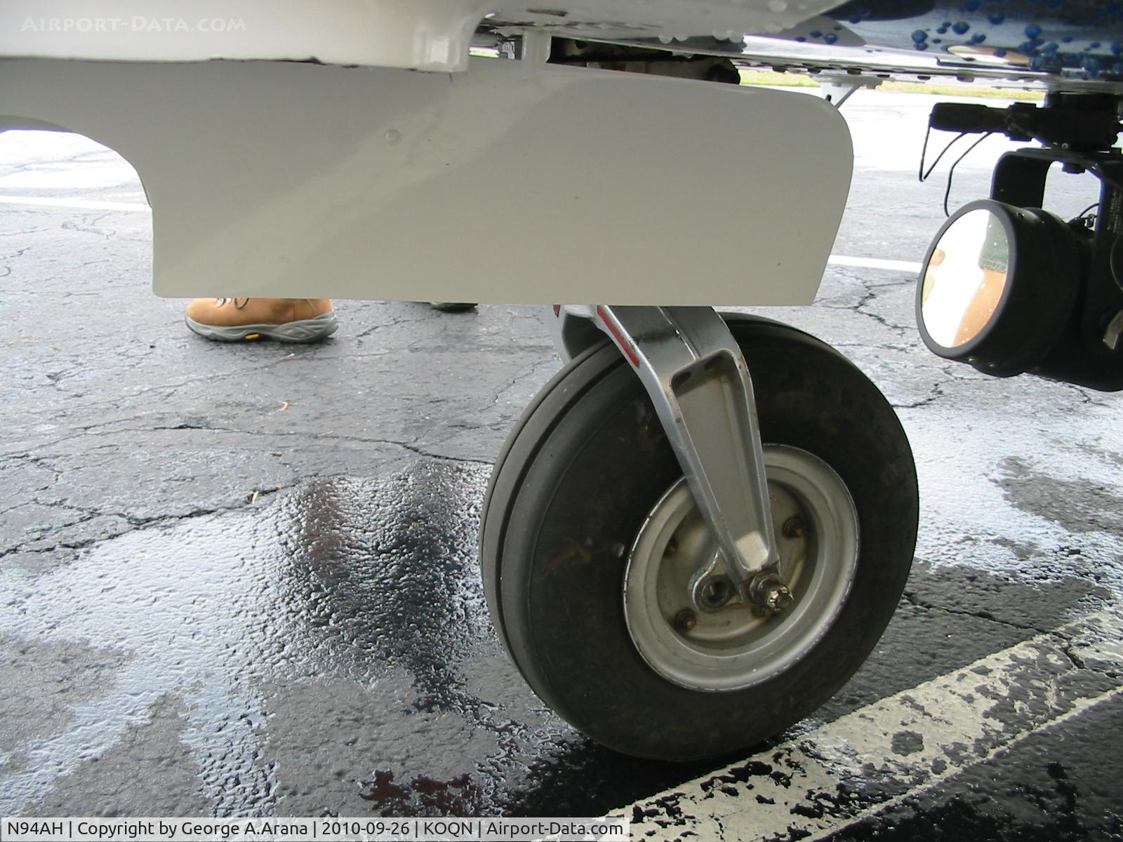 N94AH, 2000 Agusta A-109E C/N 11081, Nose gear and gear doors