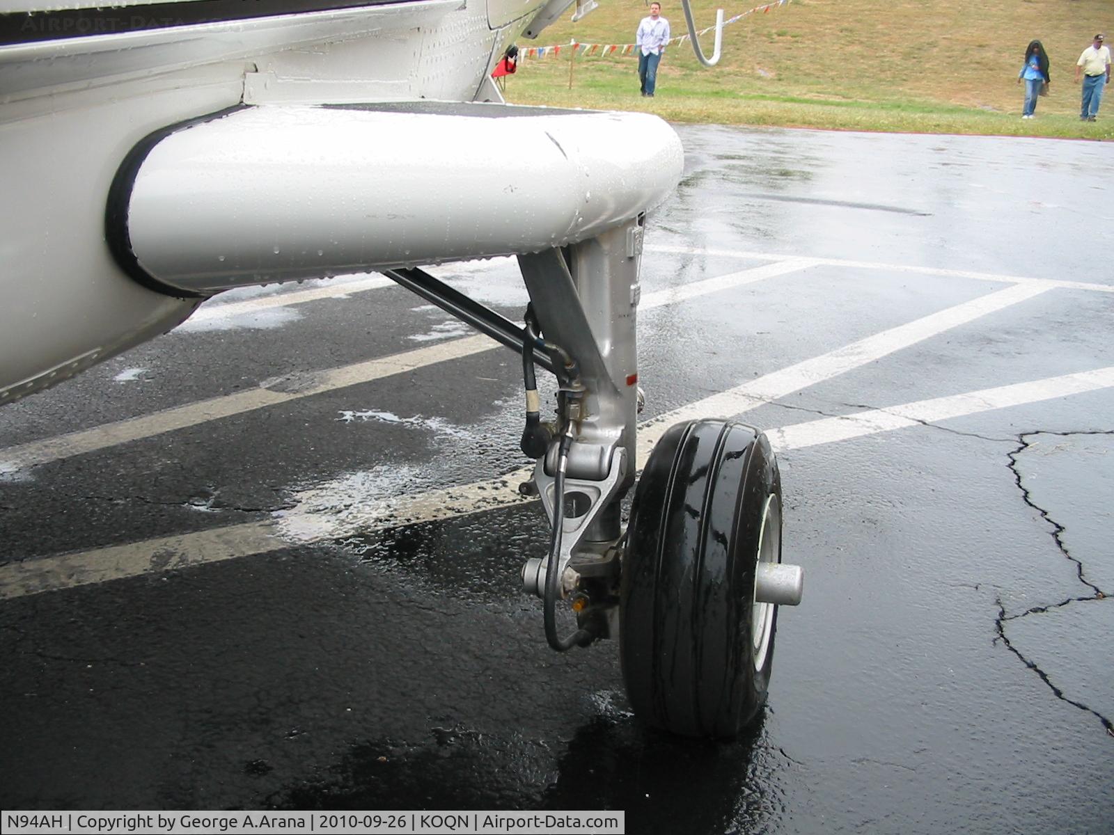 N94AH, 2000 Agusta A-109E C/N 11081, Port main landing gear