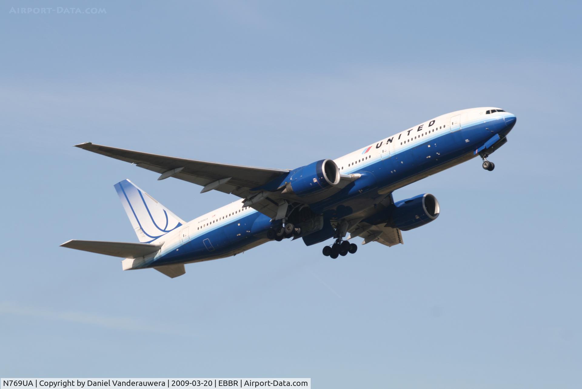 N769UA, 1995 Boeing 777-222 C/N 26921, Flight UA951 is taking off from RWY 07R