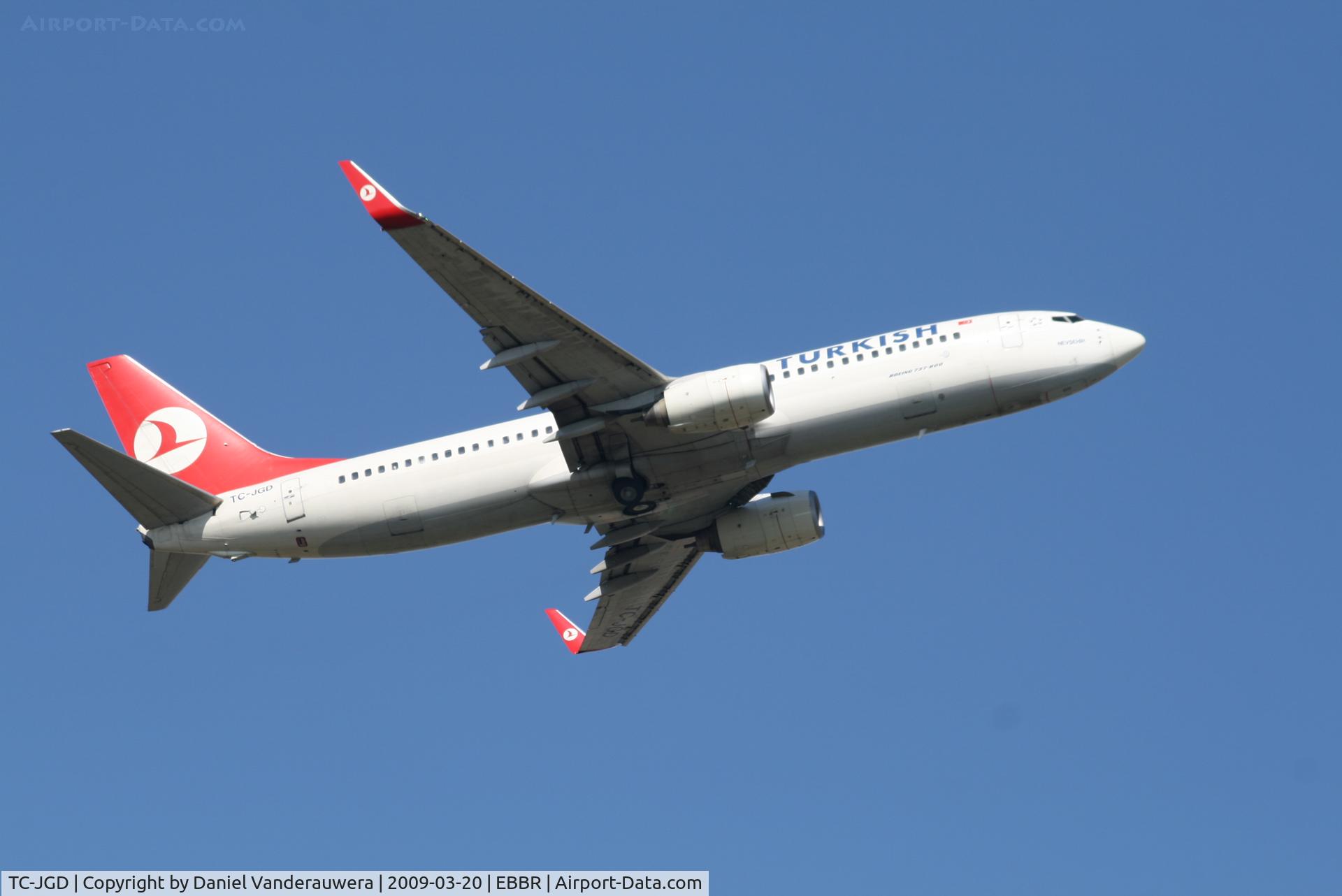 TC-JGD, 2001 Boeing 737-8F2 C/N 29788, Flight TK1938 is taking off from RWY 07R