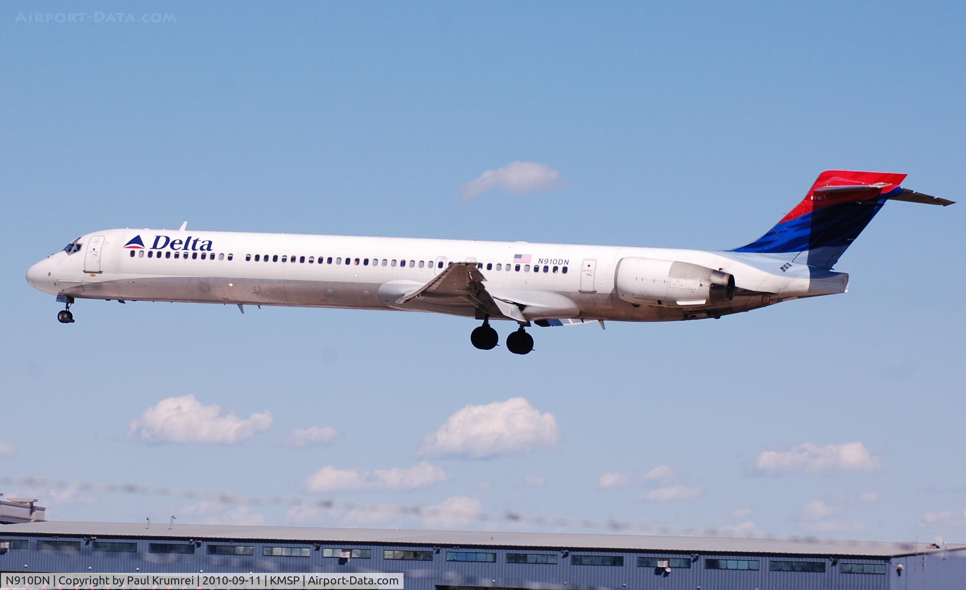 N910DN, 1995 McDonnell Douglas MD-90-30 C/N 53390, Lnading at KMSP