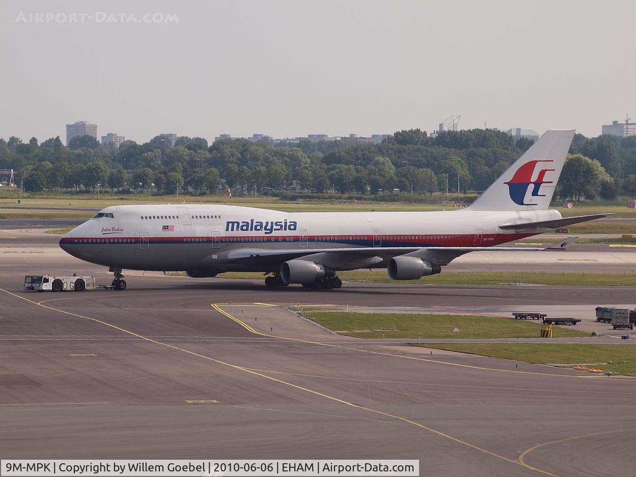 9M-MPK, 1998 Boeing 747-4H6 C/N 28427, Push back for take off
