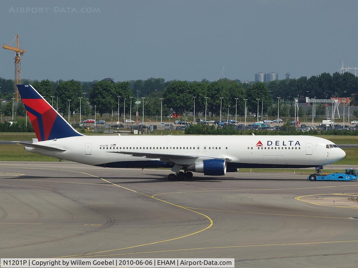 N1201P, 1998 Boeing 767-332 C/N 28458, Push back for taxi to the runway for take off.