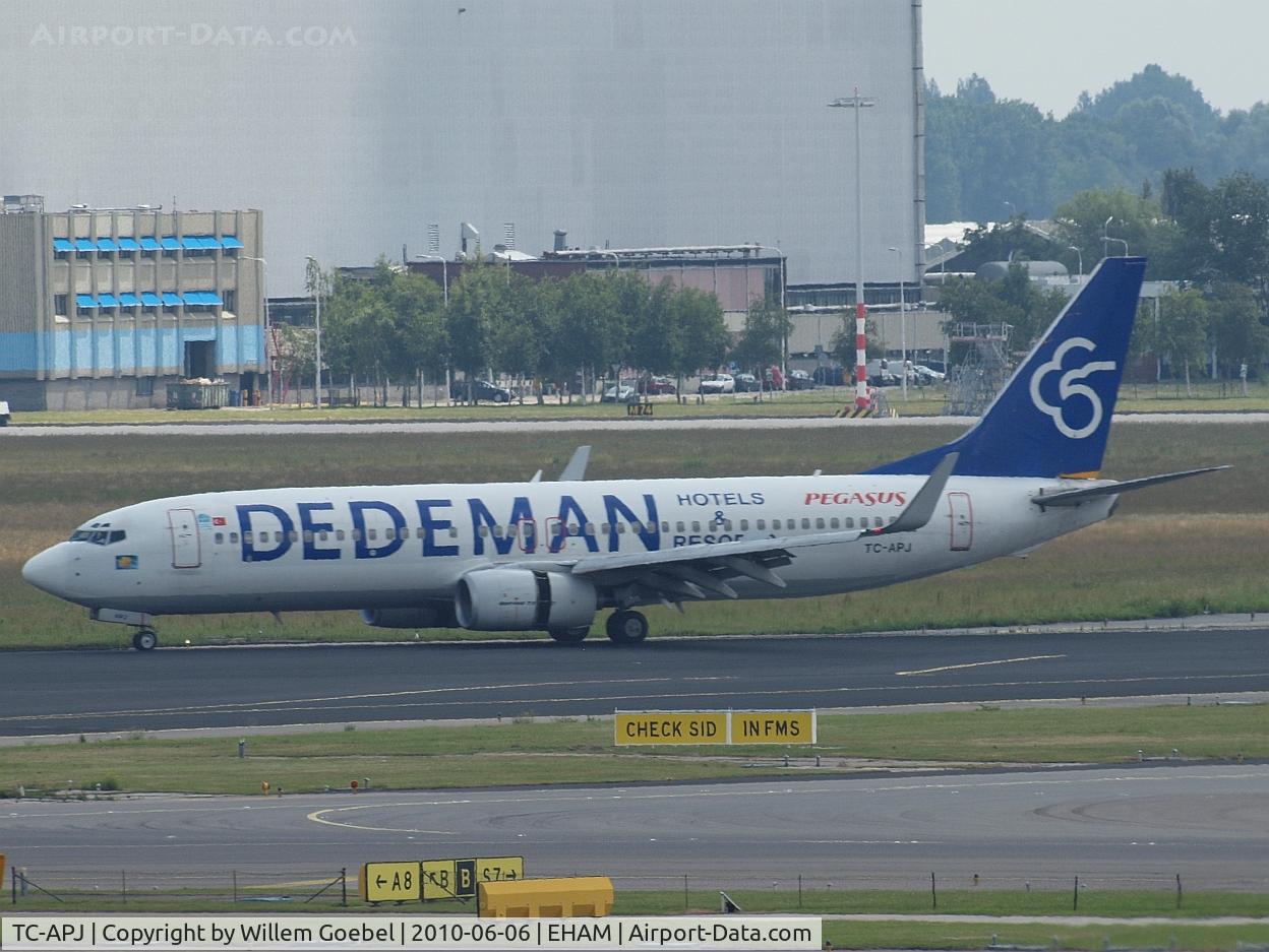 TC-APJ, 2002 Boeing 737-86N C/N 32735, Arrival on Amsterdam airport  and taxi to the gate