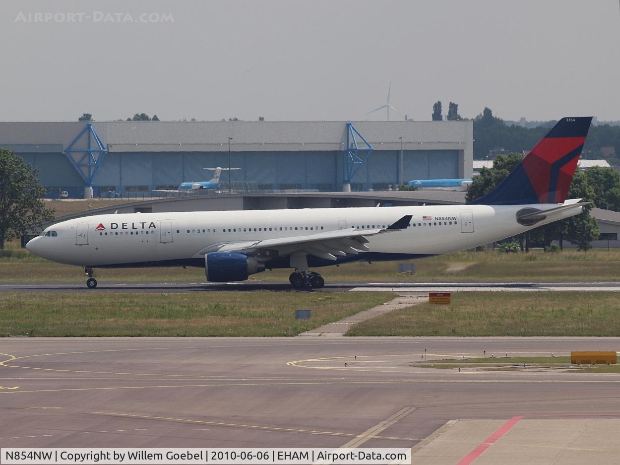 N854NW, 2004 Airbus A330-223 C/N 0620, Arrival on Amsterdam airport  and taxi to the gate