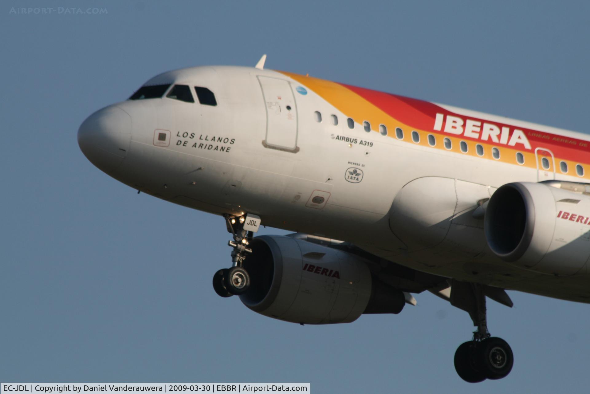 EC-JDL, 2004 Airbus A319-111 C/N 2365, Arrival of flight IB3216 to RWY 25L