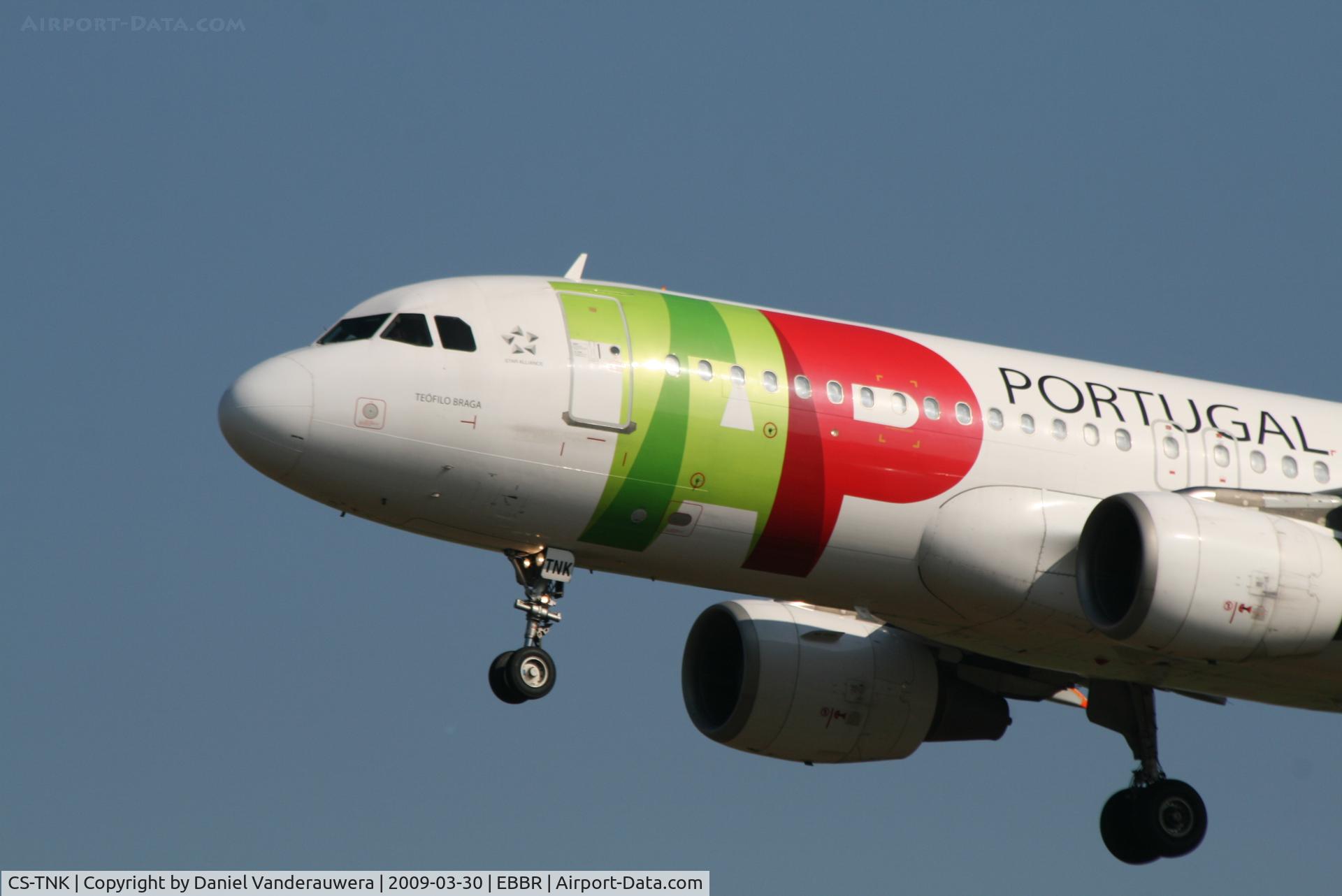 CS-TNK, 2000 Airbus A320-214 C/N 1206, Arrival of flight TP604 to RWY 25L