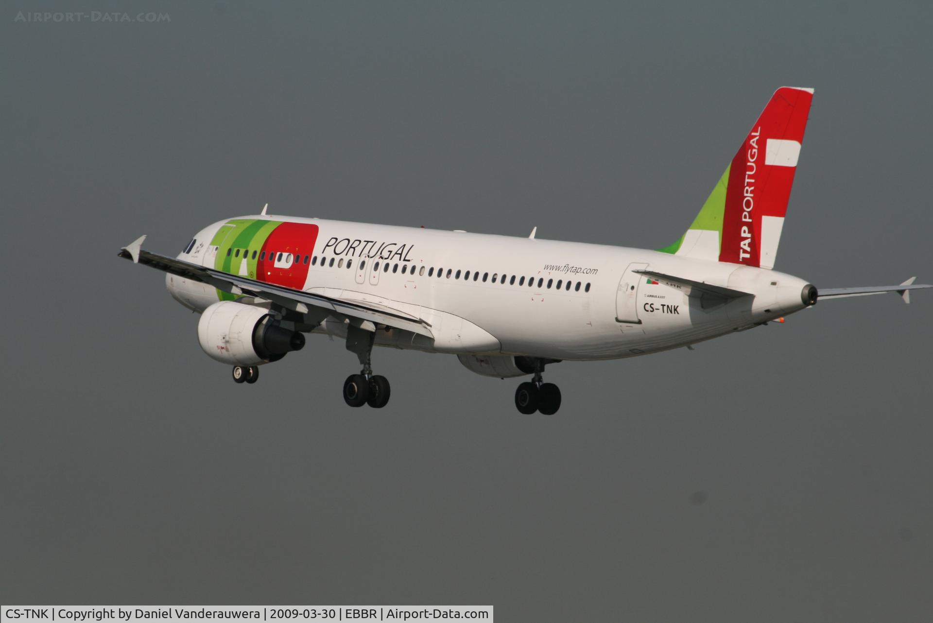 CS-TNK, 2000 Airbus A320-214 C/N 1206, Flight TP604 is descending to RWY 25L