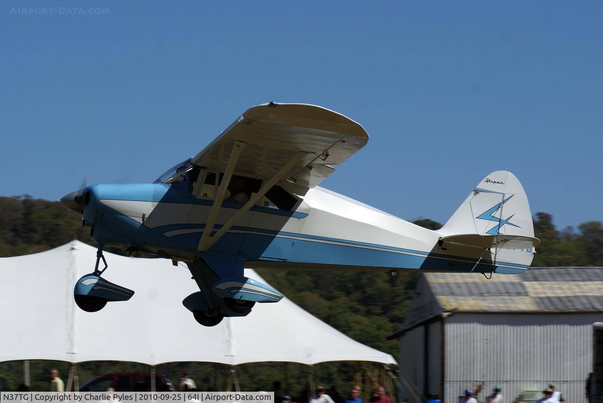 N37TG, 1956 Piper PA-22-150 C/N 22-4634, Departing Lee Bottom Flying Field