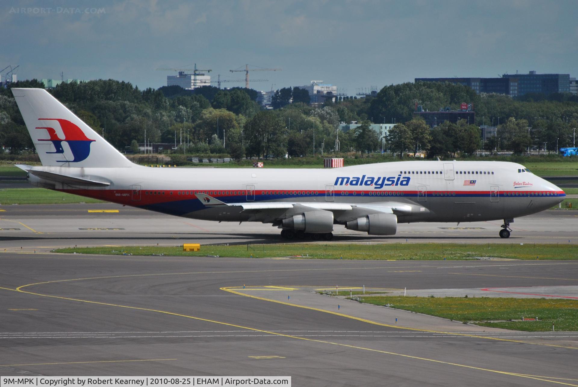 9M-MPK, 1998 Boeing 747-4H6 C/N 28427, Malaysia taxiing for departure