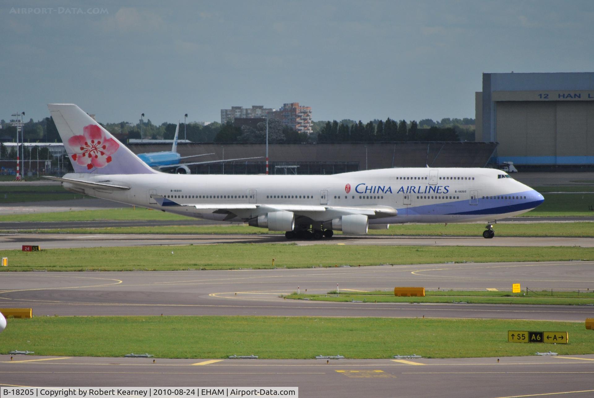 B-18205, Boeing 747-409 C/N 28712, China Airlines lining up for departure