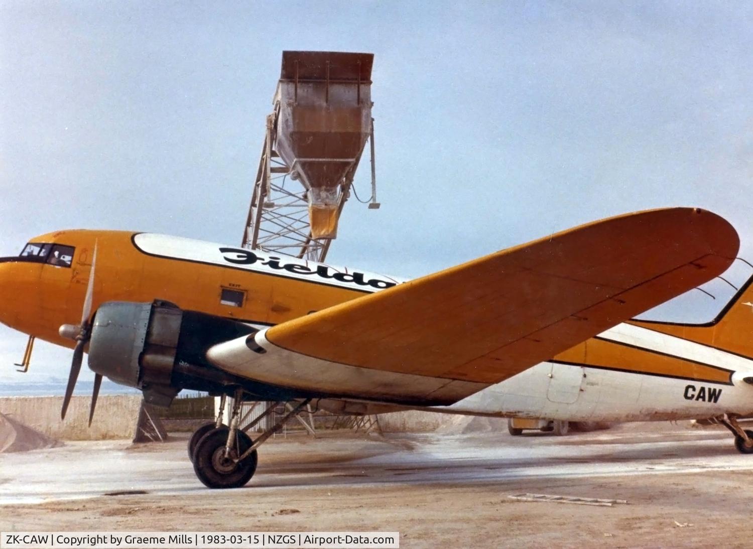ZK-CAW, 1943 Douglas DC-3 C/N 18923, Loading at Gisborne with Bruce Thompson