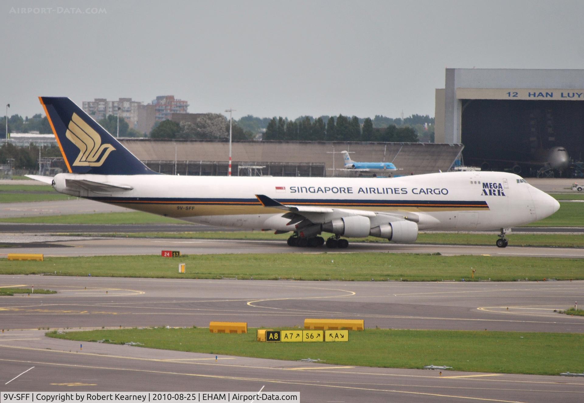 9V-SFF, 1997 Boeing 747-412F/SCD C/N 28026, Singapore Cargo lining up