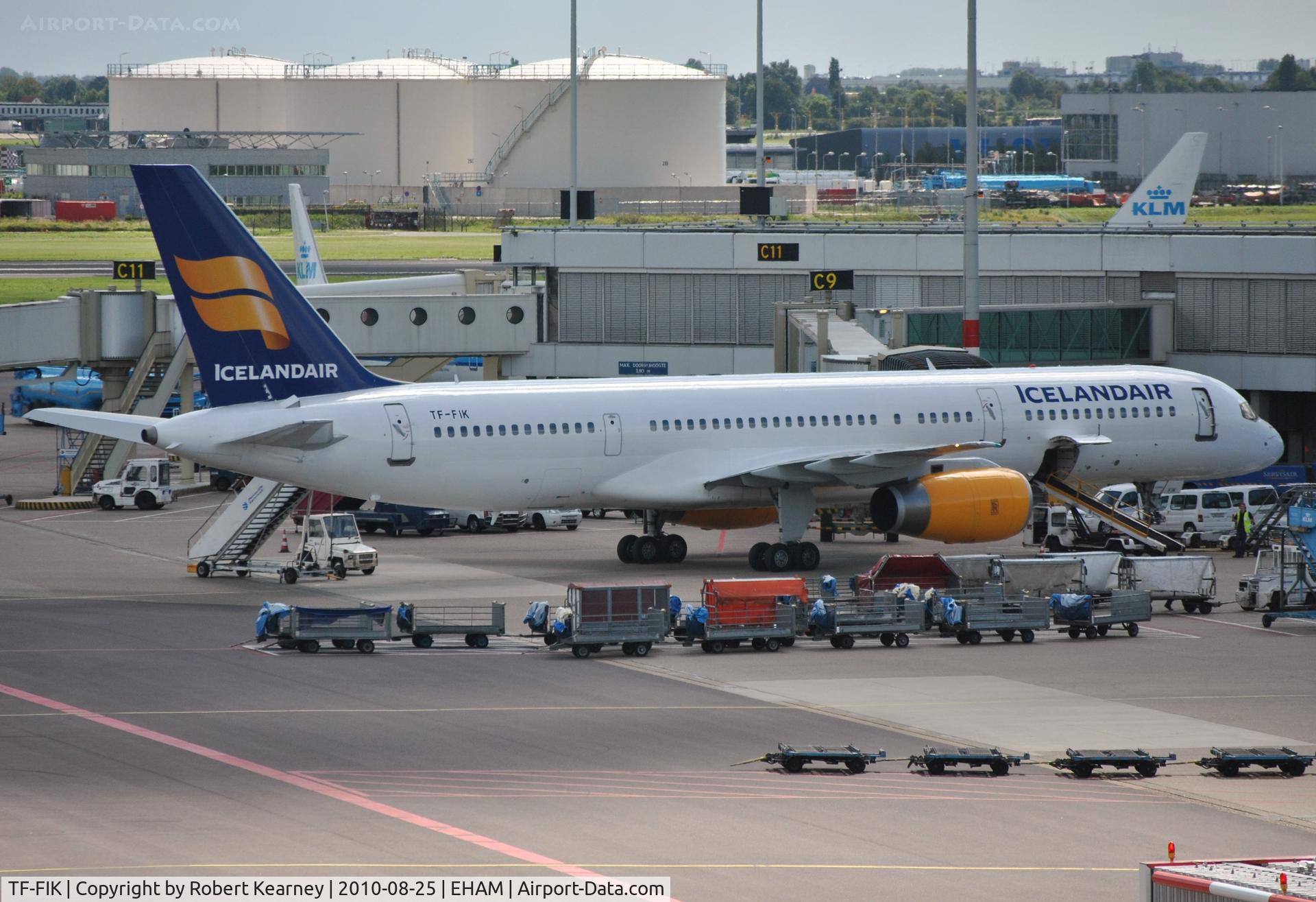 TF-FIK, 1992 Boeing 757-2Y0/F C/N 26151, IcelandAir sitting on stand