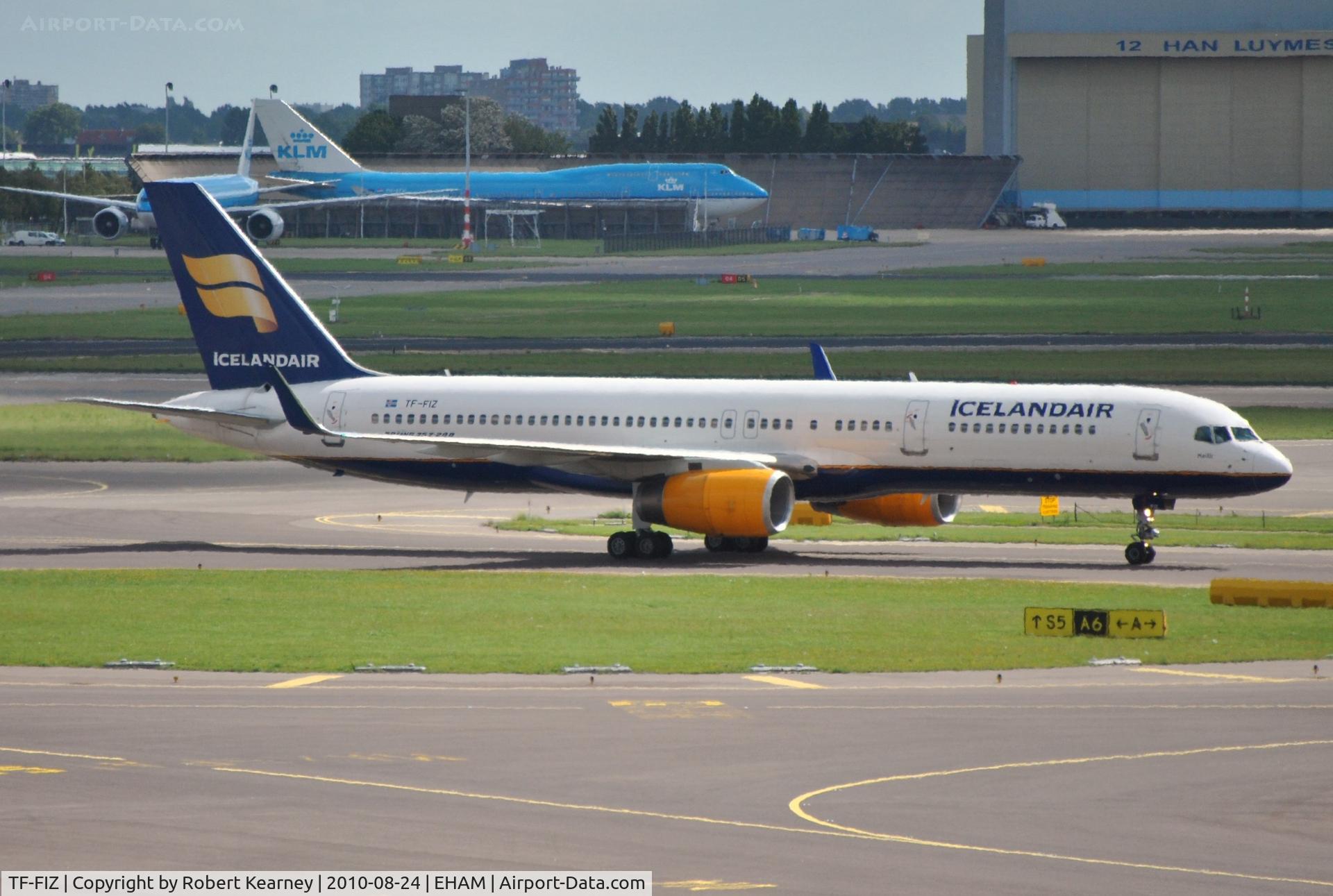 TF-FIZ, 2000 Boeing 757-256 C/N 30052, IcelandAir taxiing in to parking