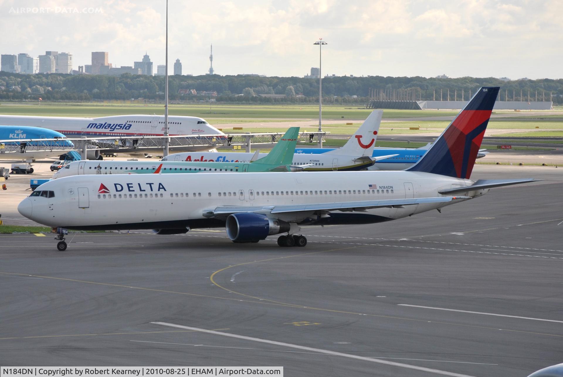 N184DN, 1993 Boeing 767-332 C/N 27111, DAL taxiing out for departure