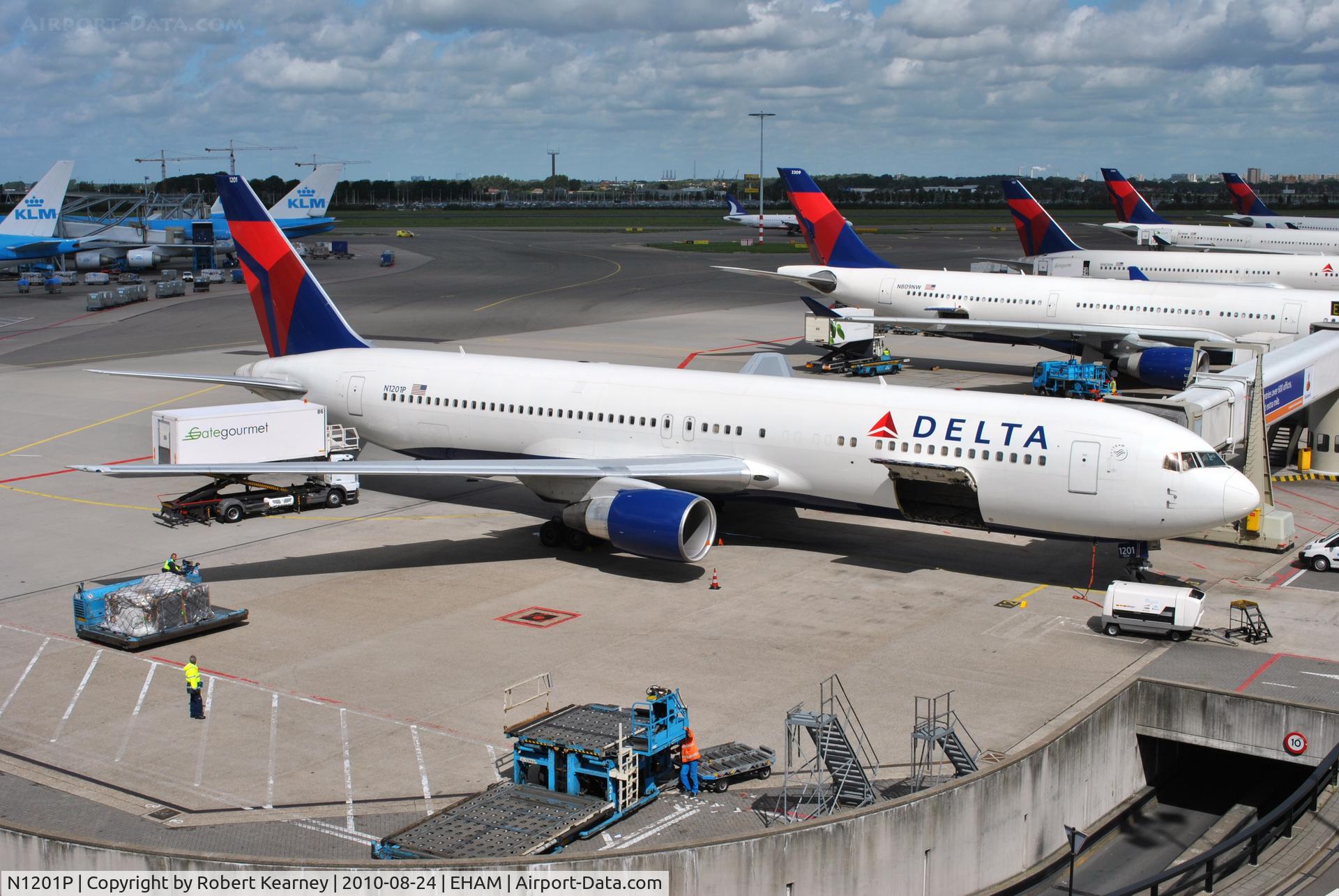 N1201P, 1998 Boeing 767-332 C/N 28458, DAL on stand