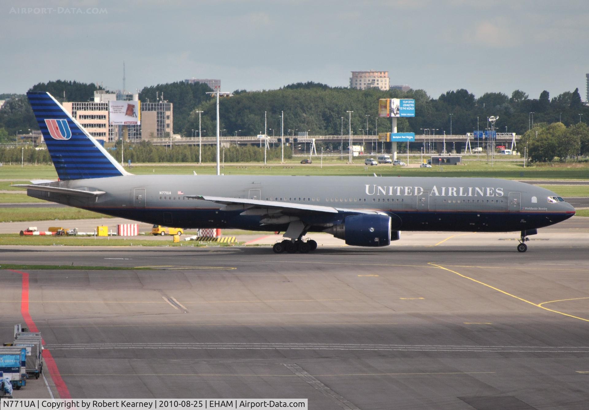 N771UA, 1995 Boeing 777-222 C/N 26932, United taxiing for departure