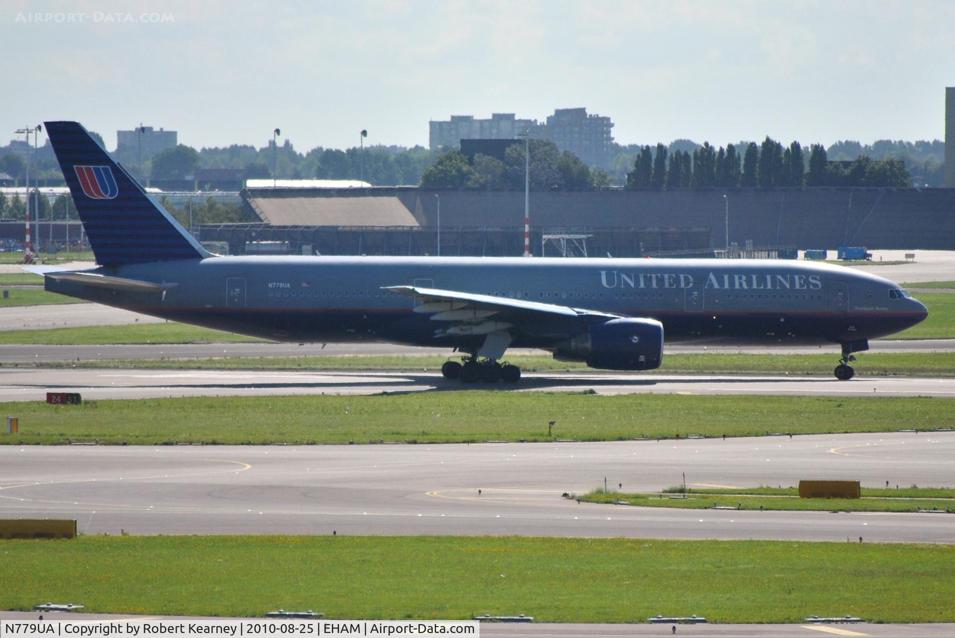 N779UA, 1996 Boeing 777-222 C/N 26941, United lining up