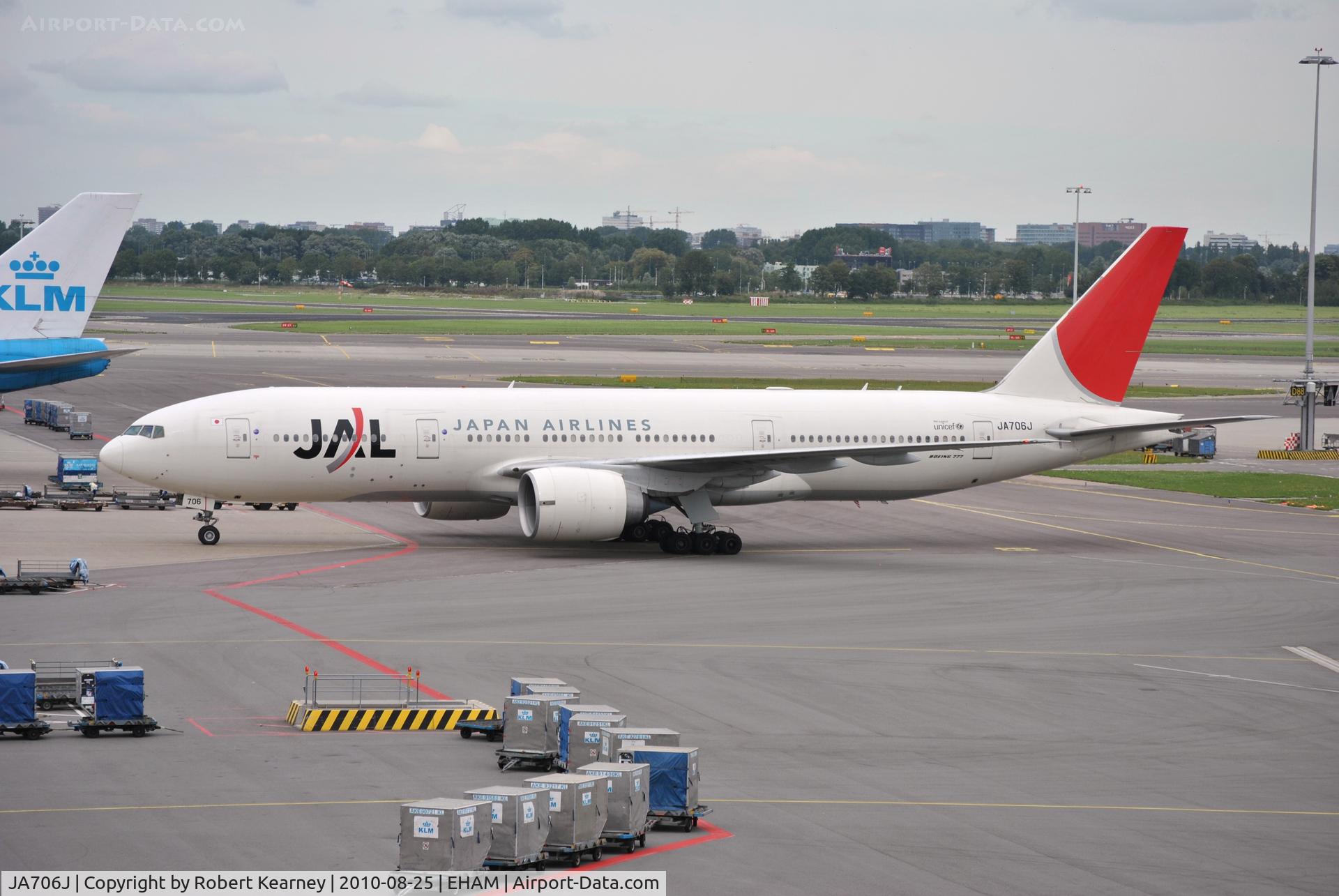 JA706J, 2003 Boeing 777-246/ER C/N 33394, JAL turning onto stand