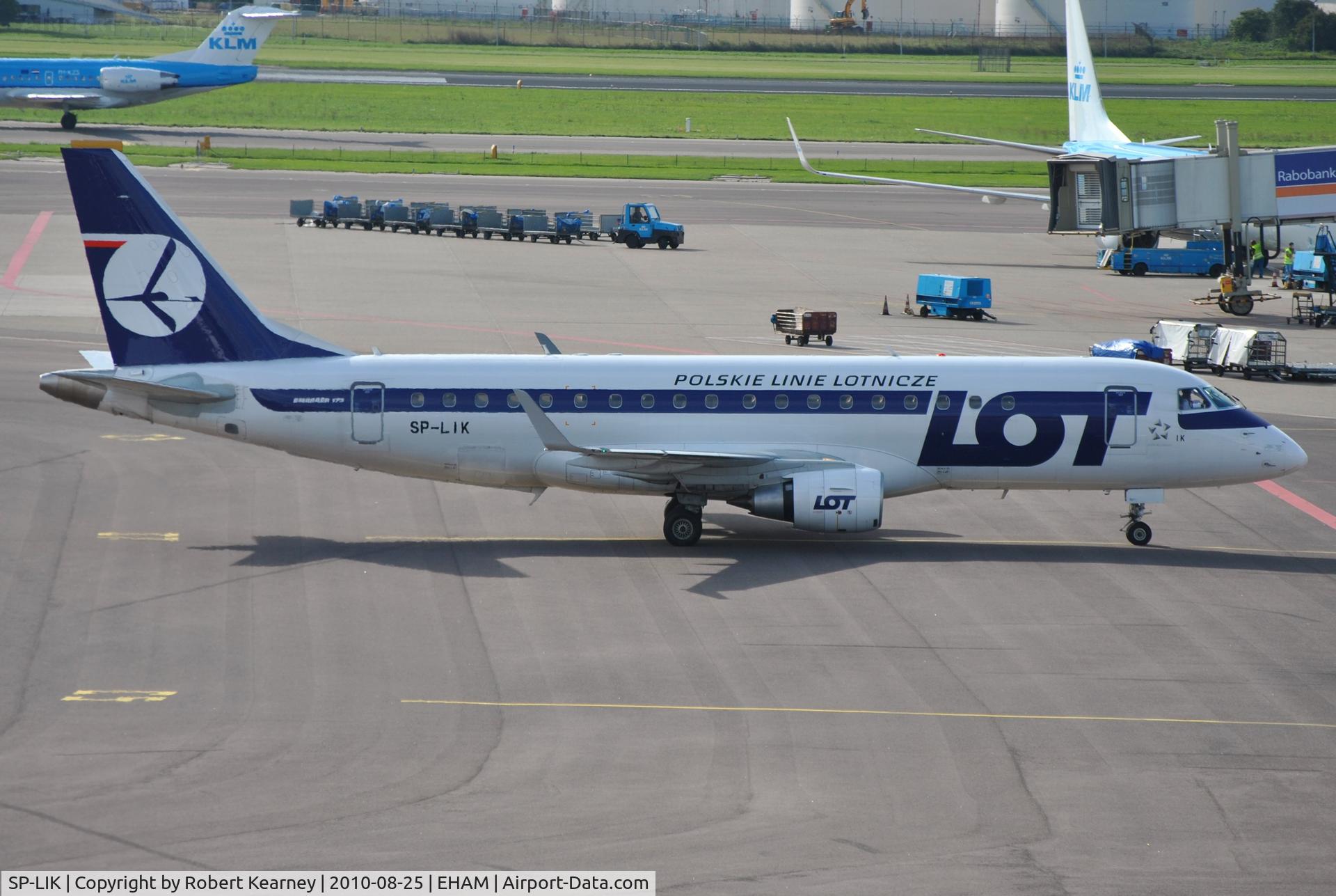 SP-LIK, 2009 Embraer 175LR (ERJ-170-200LR) C/N 17000303, LOT rolling onto stand