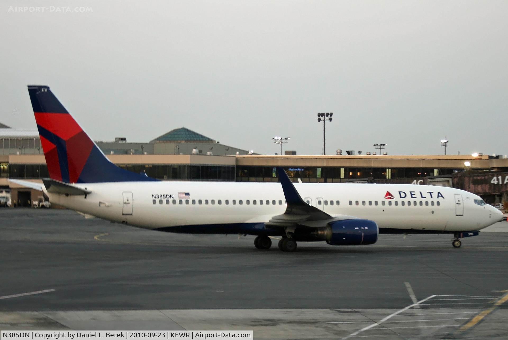 N385DN, 1999 Boeing 737-832 C/N 30348, Pulling away from Terminal A, Newark International Airport