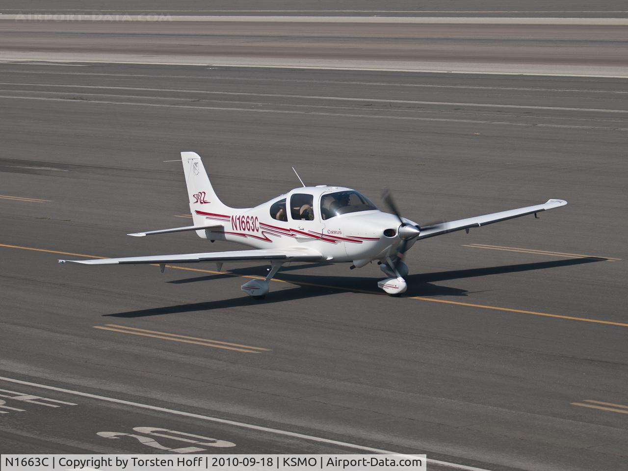 N1663C, 2003 Cirrus SR22 C/N 0585, N1663C taxiing