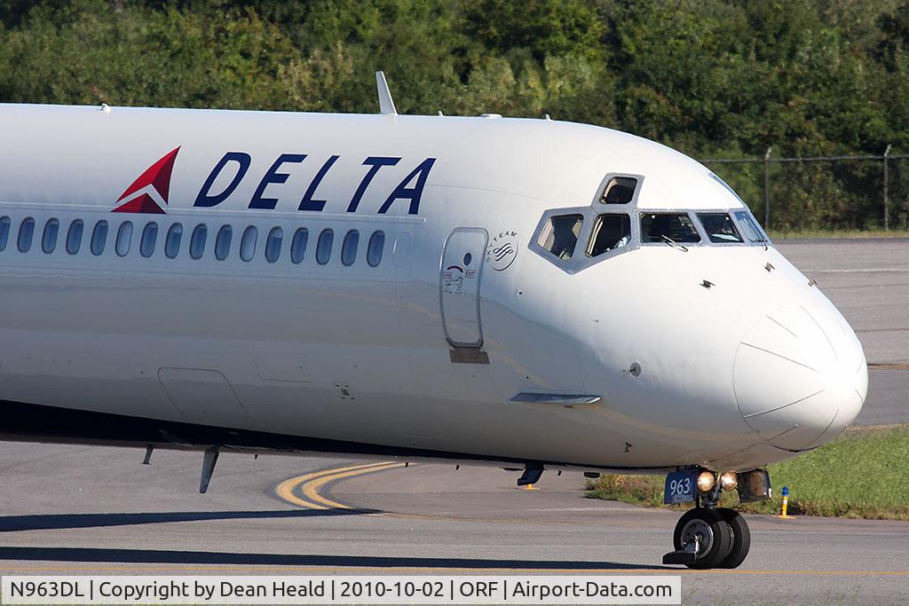N963DL, 1990 McDonnell Douglas MD-88 C/N 49982, Delta Air Lines N963DL (FLT DAL348) from Hartsfield-Jackson Atlanta Int'l (KATL) turning on to Taxiway 