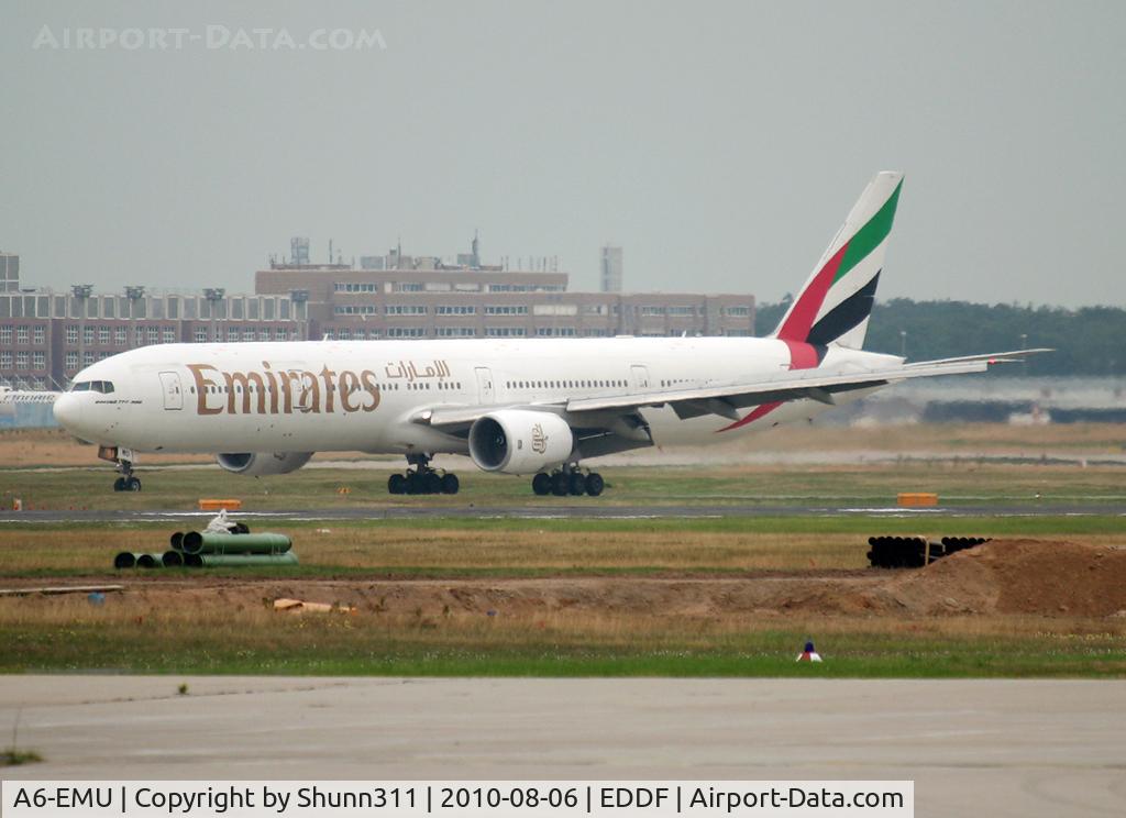 A6-EMU, 2002 Boeing 777-31H C/N 29064, Taxiing to the terminal after landing rwy 25L