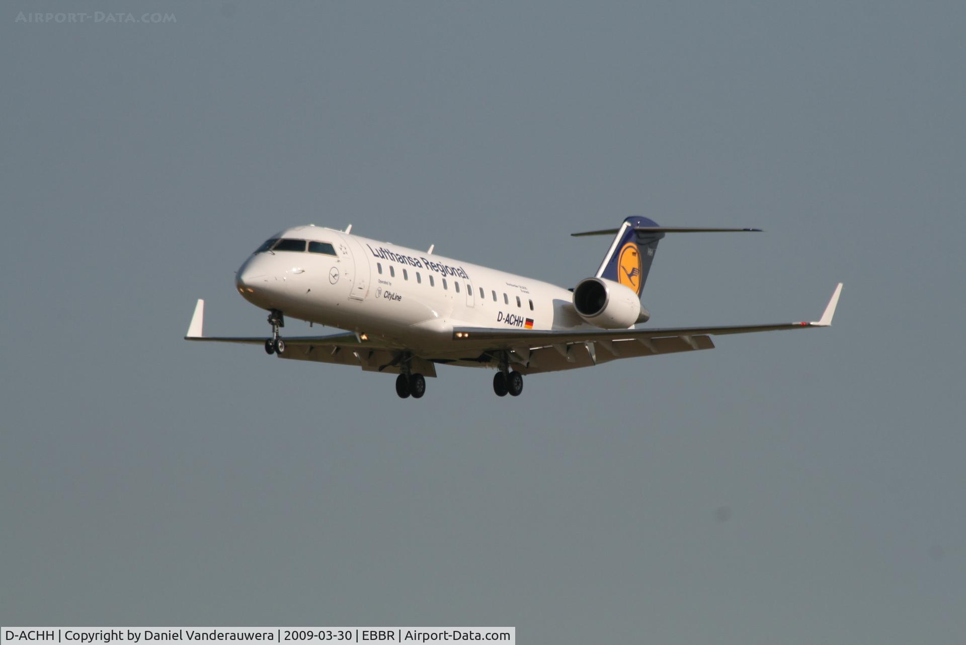 D-ACHH, 2000 Bombardier CRJ-200LR (CL-600-2B19) C/N 7449, Flight LH4642 on approach to RWY 25L