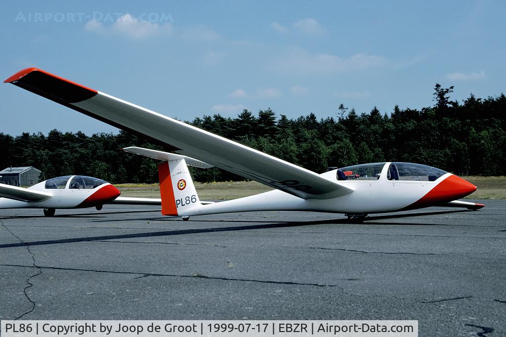PL86, 1980 Grob G-103 Twin Astir I C/N 3288, Due to the 1999 Balkan crisis most air shows were canceled. Due to a lack of jet activity I decided to go for a more relaxed air force: the Belgian air cadets. With great result!