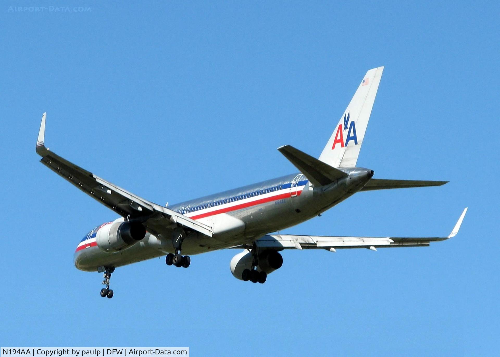 N194AA, 2001 Boeing 757-223 C/N 32388, Landing at DFW.