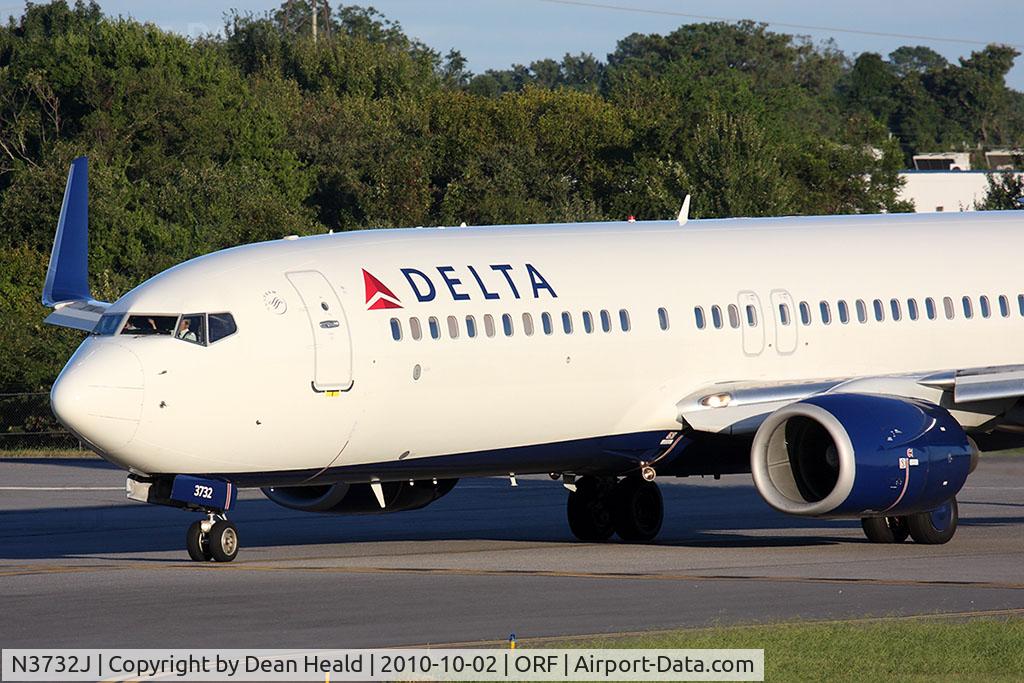 N3732J, 2000 Boeing 737-832 C/N 30380, Delta Air Lines N3732J (FLT DAL1238) exiting RWY 5 at Taxiway Echo after arrival from Hartsfield-Jackson Atlanta Int'l (KATL).